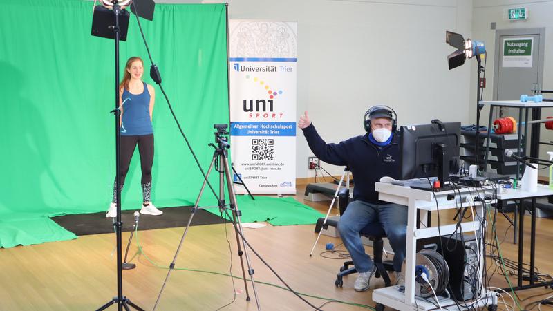 Der uniSPORT der Universität Trier hat sich ein Filmstudio in der Sporthalle eingerichtet, aus dem Liveworkouts für das neue Bewegungsförderprogramm BEST live gestreamt oder auch aufgenommen werden.