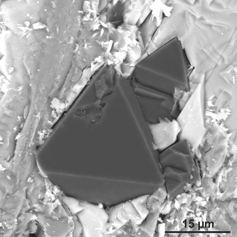 Unter Hochdruck und mit kleiner elektrischer Spannung hergestellter Diamant. 