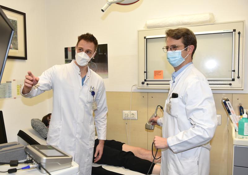 Univ.-Prof. Dr. Björn Behr (rechts) mit Johannes Wagner von der Klinik für Plastische Chirurgie bei einer Indocyaningrün-Untersuchung eines Unterschenkels zur Diagnostik von Lymphödemen