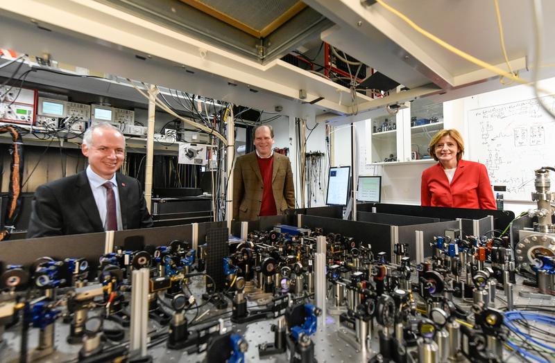 Im Quantencomputer-Labor der JGU hat Prof. Dr. Ferdinand Schmidt-Kaler (Mitte) Ministerpräsidentin Malu Dreyer und JGU-Präsident Prof. Dr. Georg Krausch ein System von Präzisionslasern erläutert, das zur Steuerung eines Quantencomputers verwendet wird.