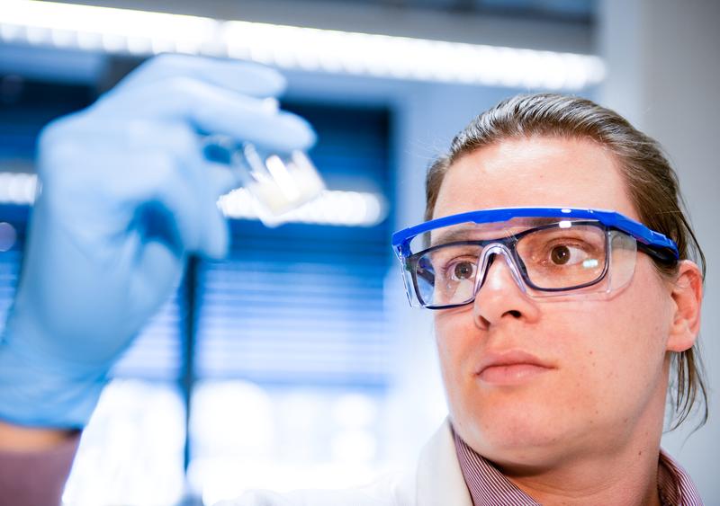Dr. Matthias Hartlieb leitet die neue Emmy Noether-Gruppe »Antimikrobielle Polymere der nächsten Generation«.