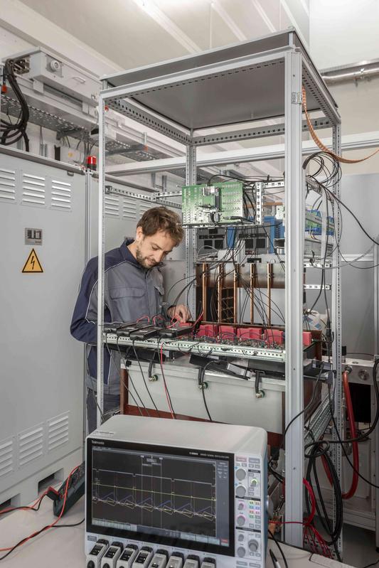 Aufbau und Test des SiC-Wechselrichter-Stacks in den Labors des Fraunhofer ISE 