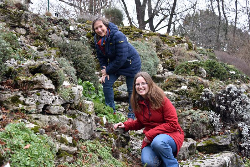 Die Biologinnen Prof. Dr. Christine Römermann und Dr. Solveig Franziska Bucher von der Universität Jena untersuchten die Blattphänologie krautiger Pflanzen.