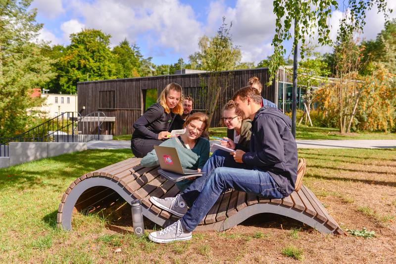 Studierende der HNEE auf dem Waldcampus