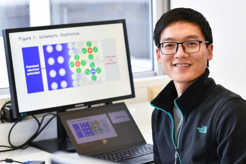 Dr. Jun Huang arbeitet als Humboldt-Forschungsstipendiat am Institut für Theoretische Chemie der Universität Ulm