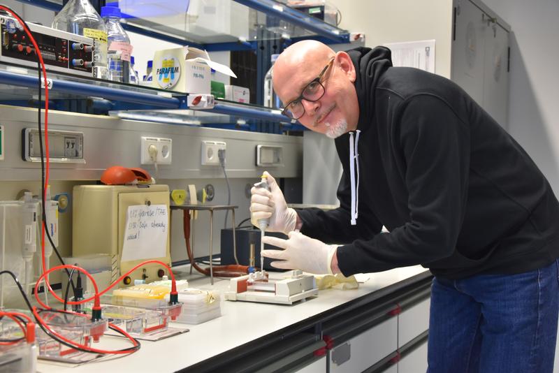 Professor Markus Engstler forscht im Biozentrum der Uni Würzburg über die Afrikanische Schlafkrankheit.