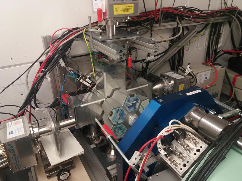 Detector setup of Lund University: By means of a silicon detector system inside a vacuum chamber surrounded by new germanium detectors, the energy and time of arrival of the flerovium nuclei and their decay products.