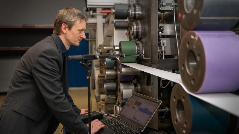 A novelty of the Chemnitz innovation is the acoustic inline characterization. Project manager Dr. Georg C. Schmidt acoustically tests the completely printed paper loudspeaker web on a roll-to-roll printing machine and can thus assess its quality.