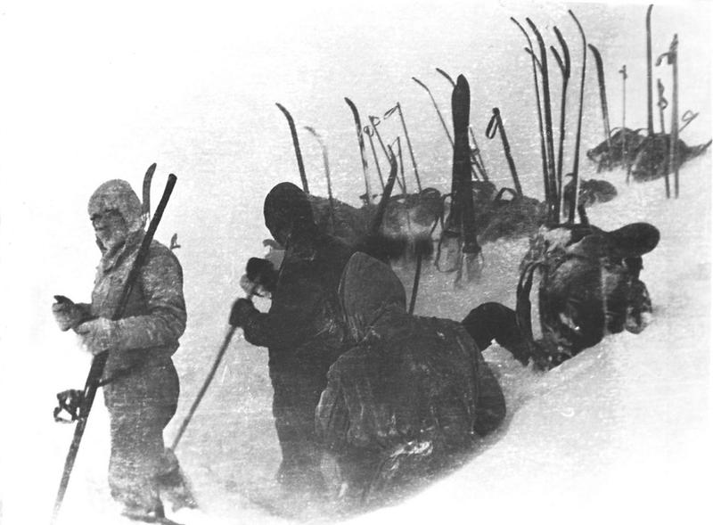 Die Gruppe bereitet ihr Zelt für die Nacht vor. Das Foto wurde am letzten Tag vor ihrem Tod aufgenommen. 