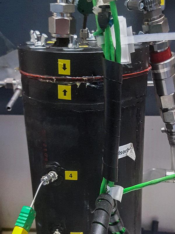 Dieser Behälter der Testanlage enthält den Aktivkohlefilter, in den das zu adsorbierende Gas eingeleitet wird.