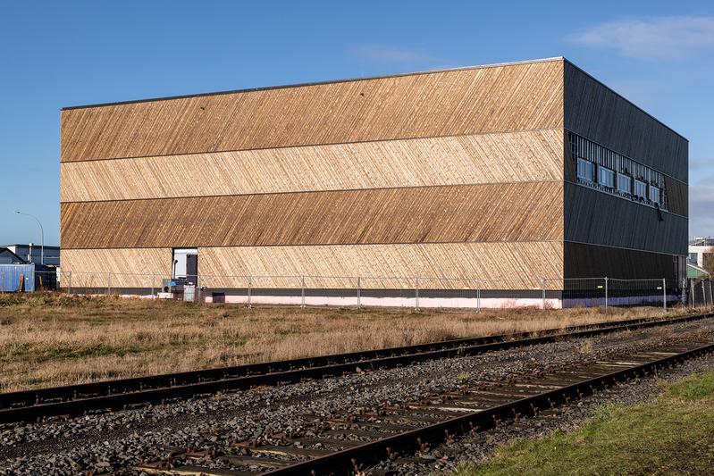 Das Forschungsdepot im Fischereihafen. Markant ist die Planken-Optik, die an die Kogge erinnern soll.