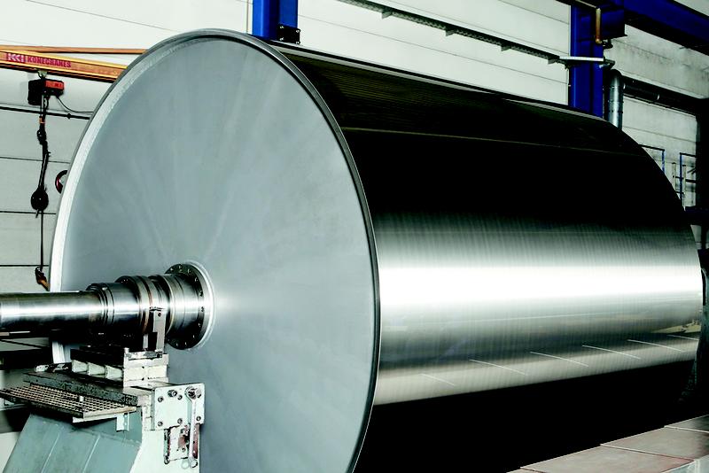 In the future, suitable system technology will also allow very large, long rollers with a diameter of up to 3,000 mm to be reliably coated close to the final contour.