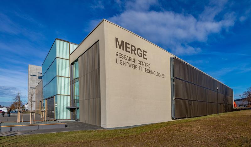 Das neue Laborgebäude am MERGE Research Centre "Lightweight Technologies"  der TU Chemnitz grenzt unmittelbar an die bereits 2015 fertiggestellte Forschungshalle. 