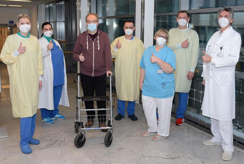 (v.l.) Anna-Lena Bens (Physio), Intensivmedizinerin Nicole Weinrautner, Rüdiger Reiter (Intensivpflege), Kirsten Bechtloff-Franzrahe (Physiotherapie), Bernhard K.,Denis Beyer (Stellv. Stationsleitung Intensivpflege), Pneumologe Dr. Jost Niedermeyer