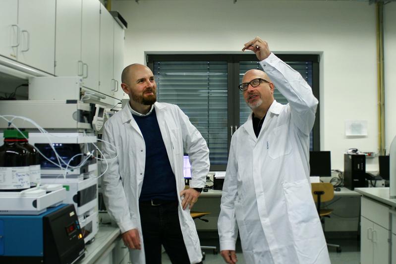 Hat die Probe die gewünschte Qualität? Prof. Andreas Herrmann (rechts) und Dr. Robert Göstl (links) betrachten hier eine gereinigte Probe und entscheiden, wie es mit den Experimenten weitergeht.