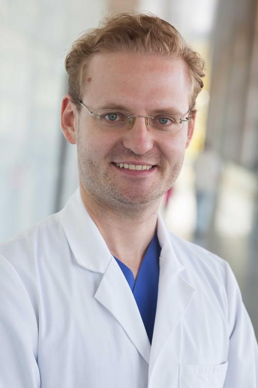 Professor Dr. Wolfgang Rottbauer und Oberarzt PD. Dr. Dominik Buckert bieten Menschen, die eine Covid-19 Erkrankung überstanden haben, in ihrer Spezialambulanz modernste nicht-invasive Untersuchungsverfahren von Lunge und Herz an. 
