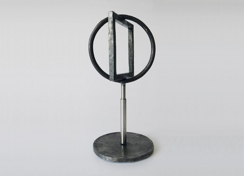Skulptur Forschungspreis „Transformative Wissenschaft“ Neben dem Preisgeld von 25.000 Euro erhält die Gewinnerin oder der Gewinner eine Skulptur, die aus den Stahl-Schienen der im Jahr 1898 erbauten Wuppertaler Schwebebahn geschmiedet wurde. 