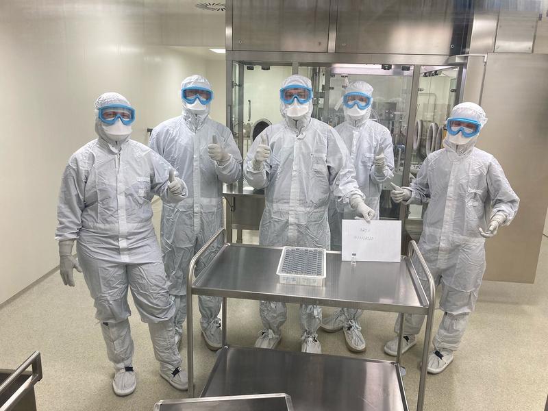 Mitarbeitende des Fraunhofer ITEM haben die Abfüllung des Antikörper-Wirkstoffs für die klinische Prüfung beendet.