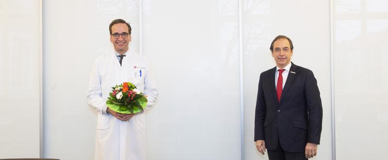 Univ.-Prof. Dr. Norbert Pfeiffer, Vorstandsvorsitzender und Medizinischer Vorstand der Universitätsmedizin Mainz, begrüßt Professor Dr. Hendrik Treede als neuen Direktor der Klinik und Poliklinik für Herz- und Gefäßchirurgie 