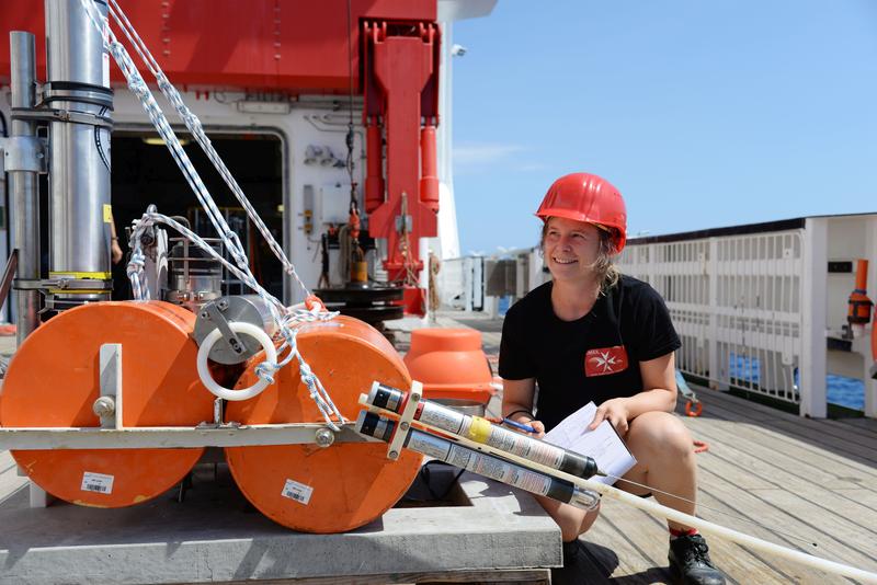 Dr. Morelia Urlaub kontrolliert auf dem Forschungsschiff SONNE einen GeoSEA-Transponder, bevor dieser am Meeresboden abgesetzt wird.  