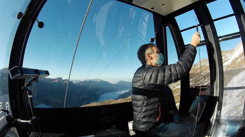 Aerodynamik in der Seilbahn-Kabine: An den Fenstern misst ein Spezialist die Luftströme mit Hilfe von Luftdrucksensoren. 