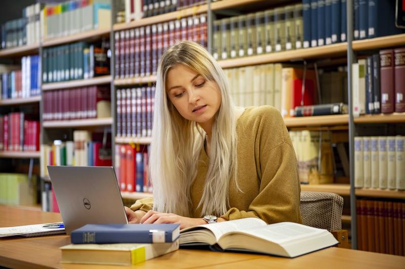 Student stuying in the library. Picture: TU Bergakademie Freiberg / D. Müller