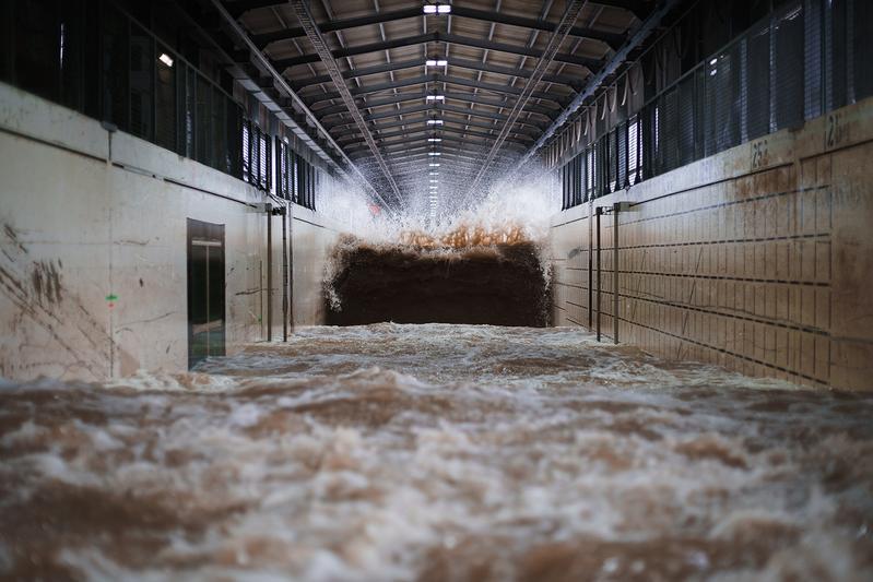 Im neu ausgebauten Großen Wellenkanal des Forschungszentrums Küste in Hannover ist innerhalb des Projekts NuLIMAS eine groß-skalige Experimentalkampagne geplant. 