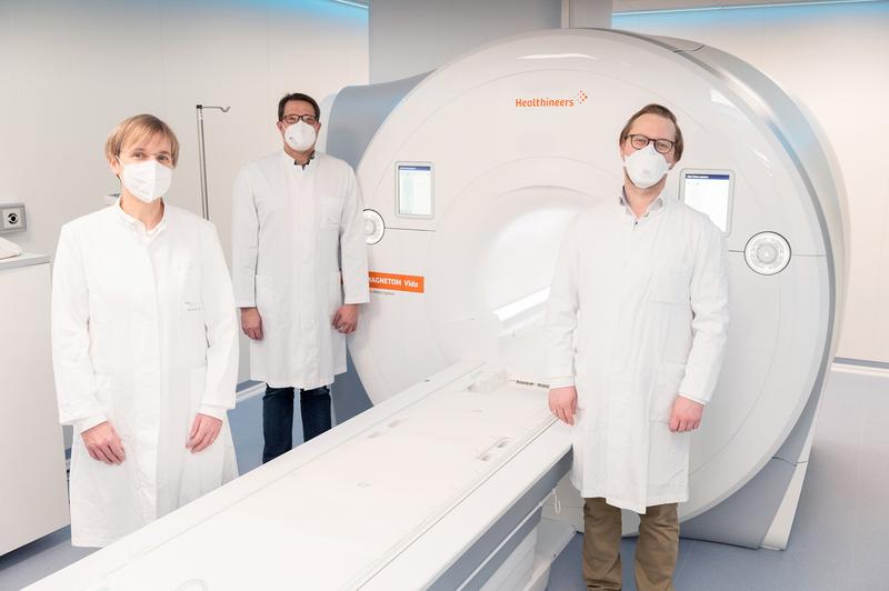 Die Koordinatoren des CORE100Pilot-Programms, Professorin Anette Melk und Professor Samir Sarikouch, mit dem MHH-Radiologen Dr. Till Frederik Kaireit am Magnetresonanztomographen (MRT).