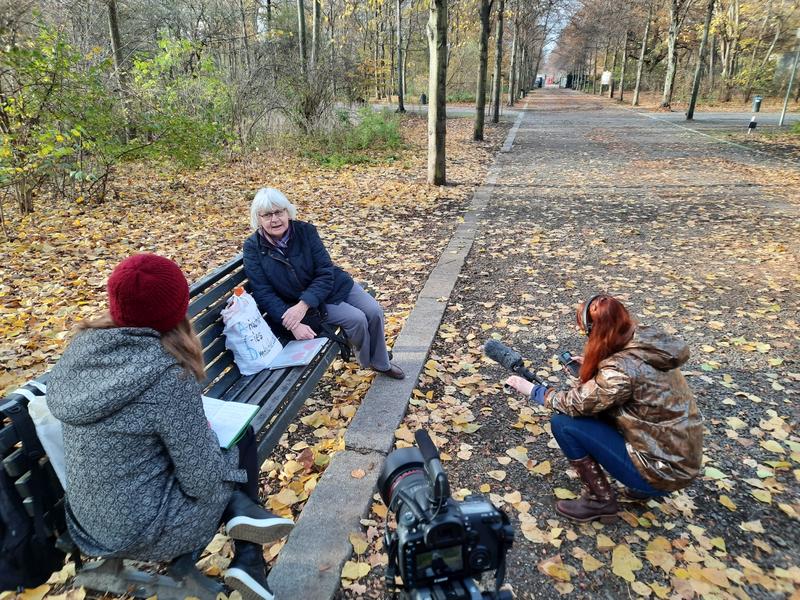 Zwei Studentinnen interviewen Irmela Mensah-Schramm im Berliner Tiergarten