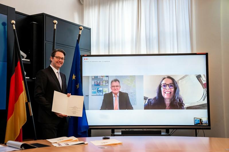 Bundesminister Andreas Scheuer, TROWISTA-Geschäftsführer Wolf-Dieter Grönwoldt und Staatssekretärin Elisabeth Winkelmeier-Becker, MdB. bei der Übergabe der Förderurkunde.