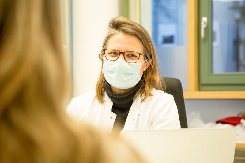 Prof. Julia Hauer erforscht in der TRIO-Studie genetische Veränderungen, die eine wichtige Rolle bei Krebserkrankungen im Kindesalter spielen. 