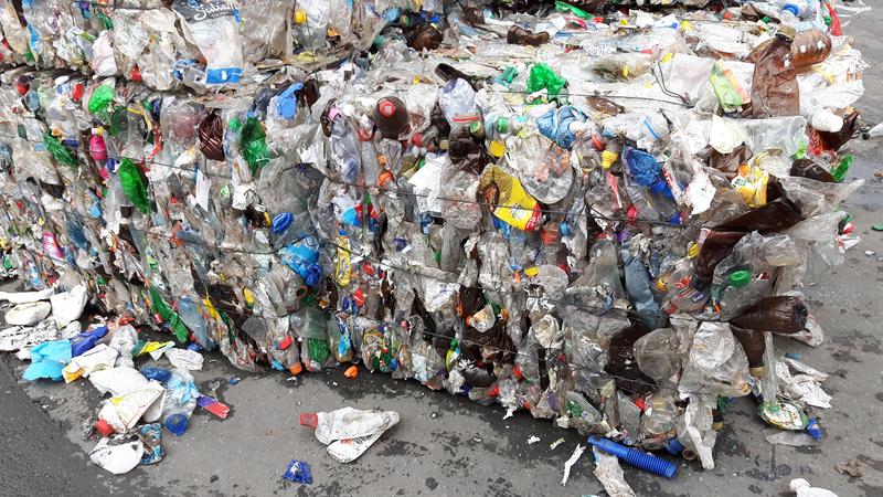 Recycling heute: Kunststoff-Ballenware als Ergebnis der heutigen Leichtverpackungs-Sortierung  