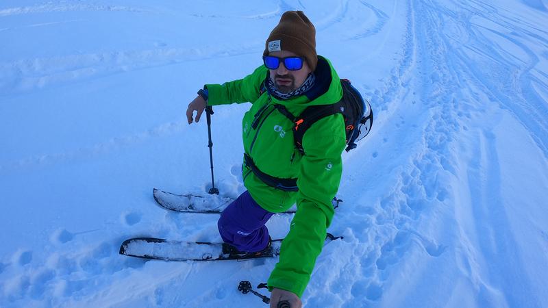 Dr. Jörg Kaufmann, Forschungsbereichsleiter Composites an der Professur Textile Technologien, testet die Fahreigenschaften des neuen Splitboards im Tiefschnee. 