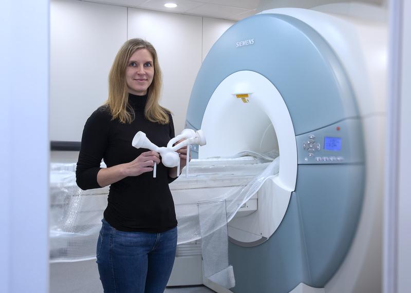 Carolin Wüstenhagen mit dem Aneurysmamodell vor dem Magnetresonanztomographen am Lehrstuhl für Strömungsmechanik