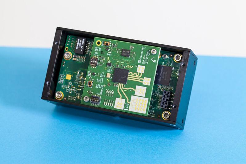 Die innovative Sensorlösung von »RoKoRa« besteht aus 16 Radarmodulen, die jeweils aus einem 77 GHz Frontend des Fraunhofer IAF bestehen.