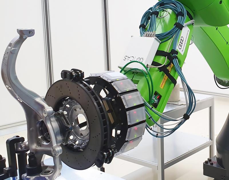 The demonstrator of “RoKoRa” is able to collaborate dynamically and according to expectations with humans during the assembly of a brake disc.