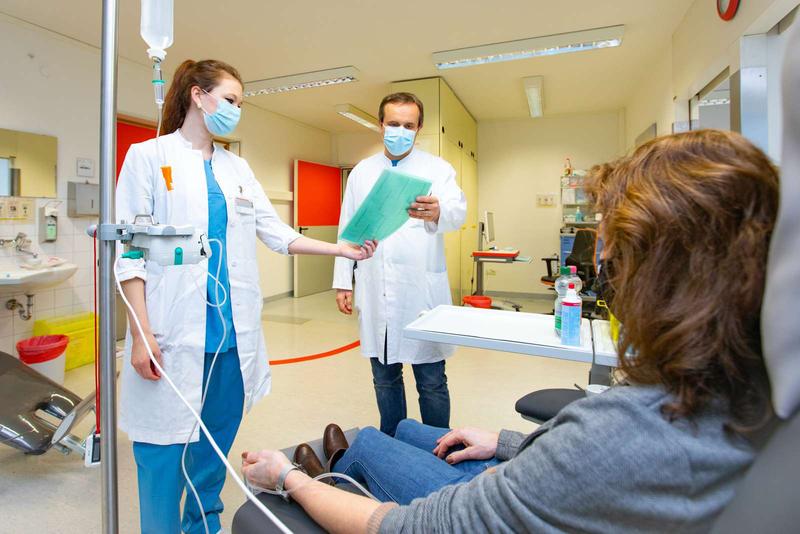 Dr. Nora Möhn und Professor Dr. Thomas Skripuletz bei der Behandlung in der MHH-Infusionsambulanz.