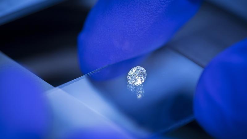 Mit künstlichen Nanodiamanten lassen sich Sensoren und etwa bildgebende Verfahren verbessern. Auch im neuen Zukunftscluster QSens werden solche künstlichen Diamanten eingesetzt