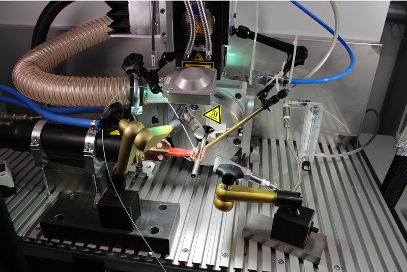 Eine TiAl-Rundprobe wird induktiv aufgeheizt um diese anschließend mittels Laserstrahl umzuschmelzen.