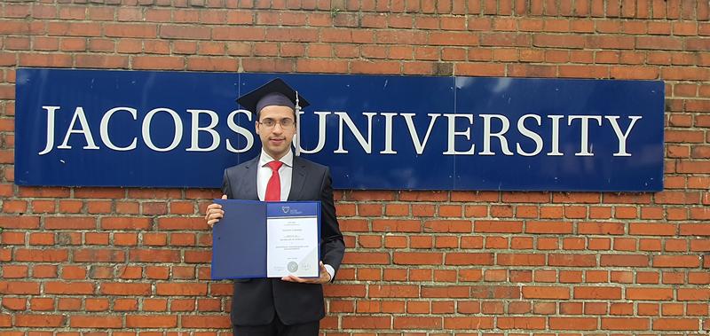 Yousuf Farooq, Absolvent der Jacobs University Bremen, wurde von der Bundesvereinigung für Logistik (BVL) für seine Bachelor-Arbeit zum Thema Nachhaltigkeit in der Werbung gewürdigt