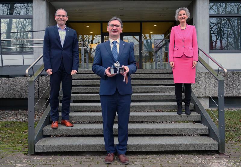 Erste Gratulanten: die Vorsitzende des Hochschulrats Univ.-Prof. Dr. Marion Weissenberger-Eibl (r.) und Rektor Prof. Dr. Frank Artinger (l.) 