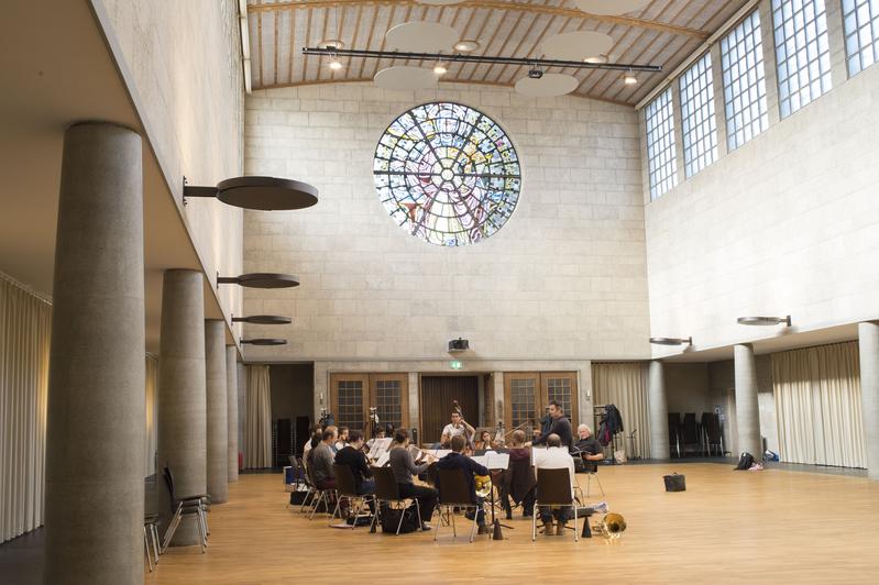 Die Kirche St. Josef in Luzern ist heute ein Veranstaltungszentrum, in dem Konzerte, Theater, Vorträge, Familienfeste, Tanzveranstaltungen, Bankette, Tennisturniere und auch kirchliche Anlässe stattfinden. (Foto: Priska Ketterer/Universität Bern)