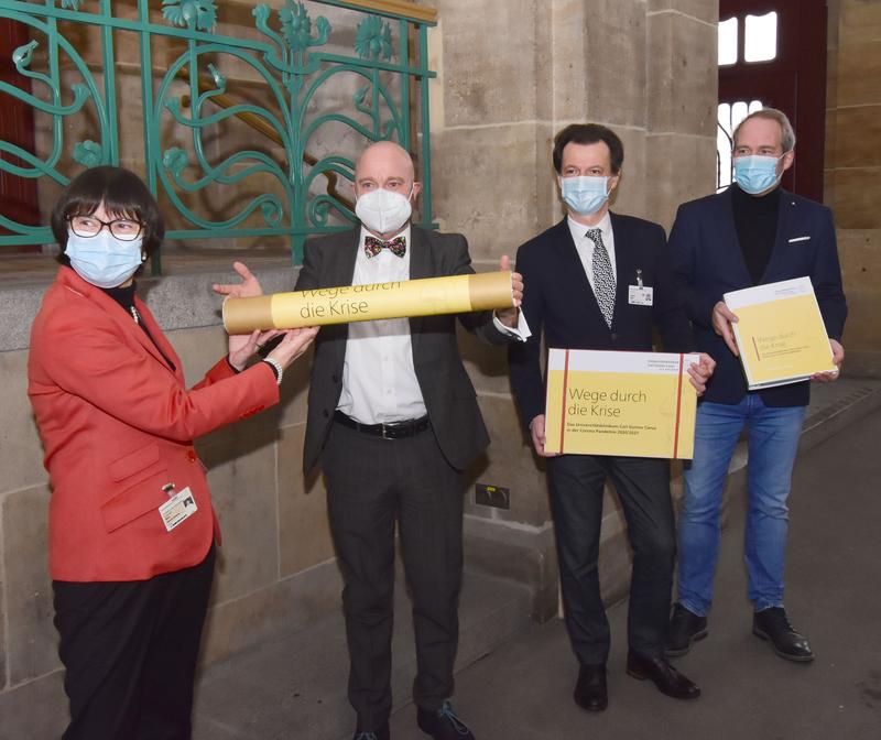 (v.l.n.r.:) Prof. Maria Eberlein Gonska, Leiterin des Zentralbereichs QRM; Prof. Thomas Kübler, Leitender Direktor des Stadtarchivs Dresden, Janko Haft, Kaufmännischer Vorstand des Dresdner Uniklinikums; und Michael Doerwald Creative Director von Ketchum.