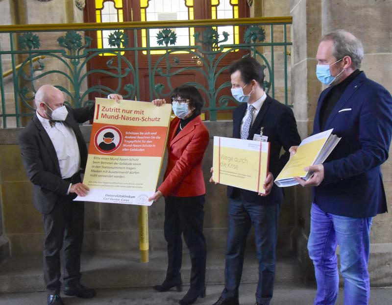 (v.l.n.r.:) Prof. Thomas Kübler, Leitender Direktor des Stadtarchivs Dresden, Prof. Maria Eberlein Gonska, Leiterin des Zentralbereichs QRM; Janko Haft, Kaufmännischer Vorstand des Dresdner Uniklinikums; und Michael Doerwald Creative Director von Ketchum.