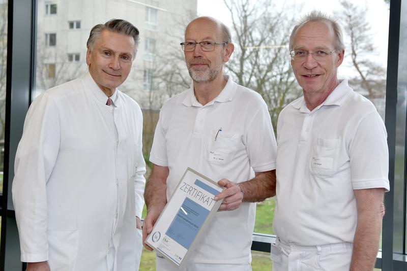 Professor Dr. Christian Krettek, Dr. Lambert Herold und Dr. Manfred Gogol (von links) mit dem Zertifikat.