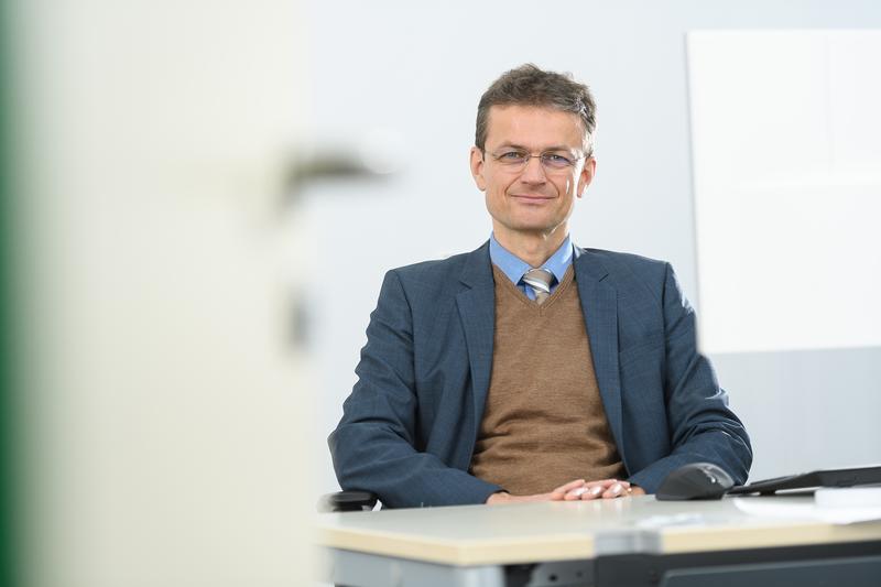 Als Ärztlicher Direktor spielt Prof. Dr. Jens Maschmann unter anderem eine maßgebliche Rolle in der strategischen Entwicklung des Uniklinikums Würzburg.