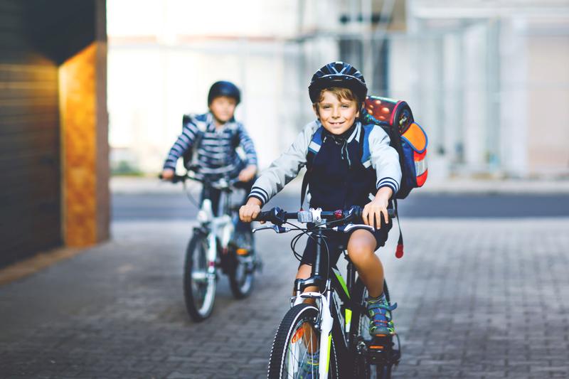 Schuljunge auf Fahrrad