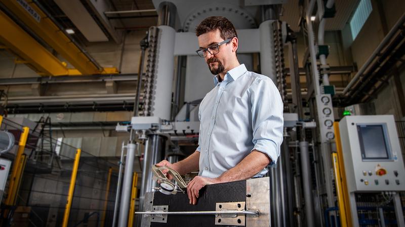 Marcus Hartenstein, research assistant at the SLK department, checks the thickness of an organic sheet. 