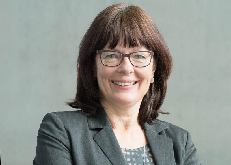 Prof. Dr. Ute Lange ist Professorin im Studienbereich Hebammenwissenschaft und Sprecherin des Forschungsschwerpunktes Midwifery & Reproductive Health an der hsg Bochum.
