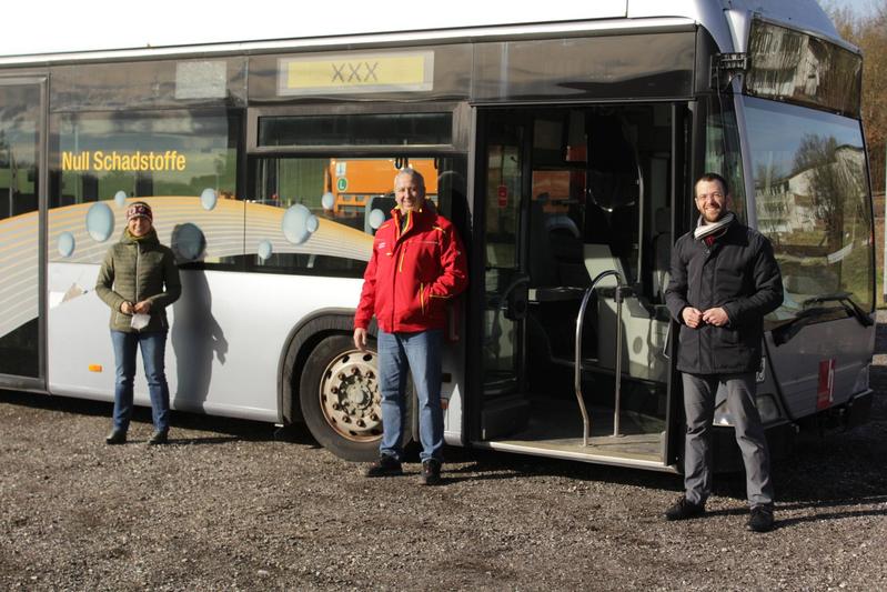 Jennifer Huber, Hans Esprester vom Landratsamt Rottal-Inn und Robert Feicht (v.l.n.r.) nahmen den Bus am ECRI in Empfang